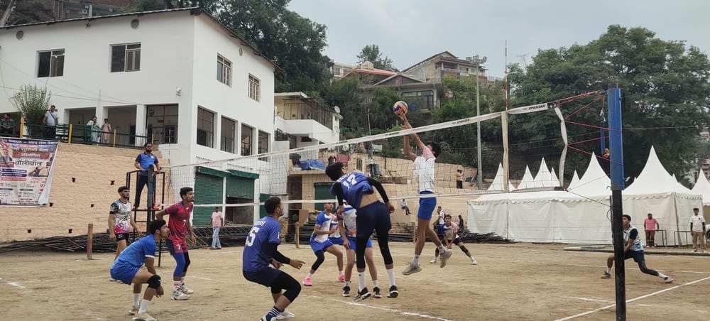 Una and Matiana secured victories and advanced to the next round.