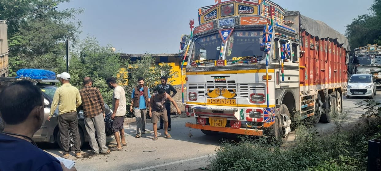 Truck and car collide at Dadla Turn; everyone safe in the accident.
