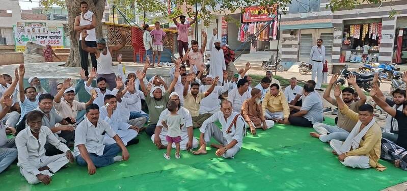 धौलाना में धरने पर बैठे लोग। संवाद