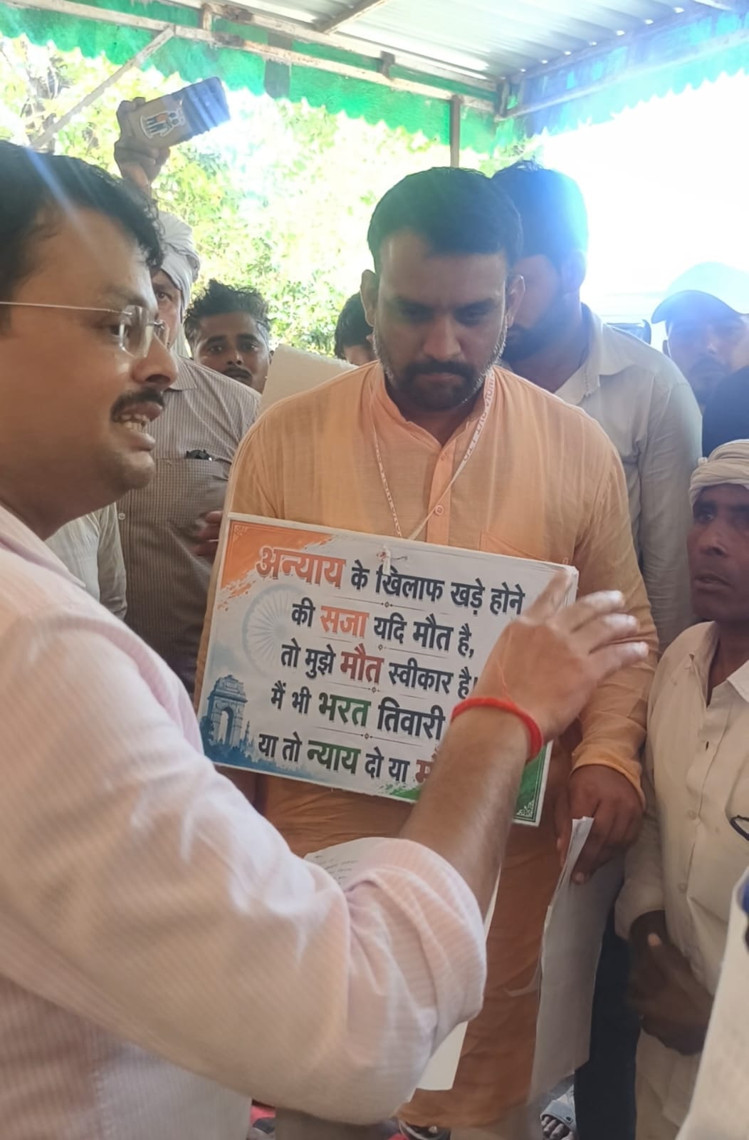 Social workers arrived at the SDM office with victims, wearing placards of justice around their necks, and staged a unique protest by staging a sit-in at Tehsil Kirawali, demanding a settlement of the land dispute.