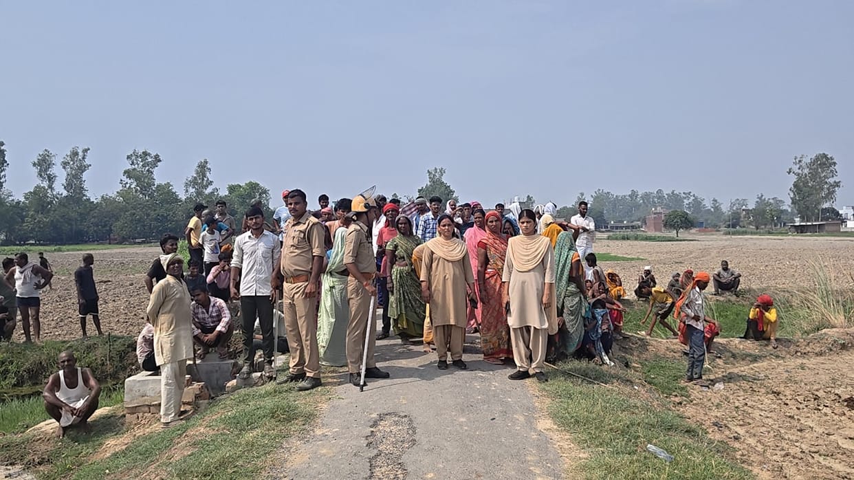 Dispute between two groups over the installation of Jakhi Mai during Deeh Puja; four injured.