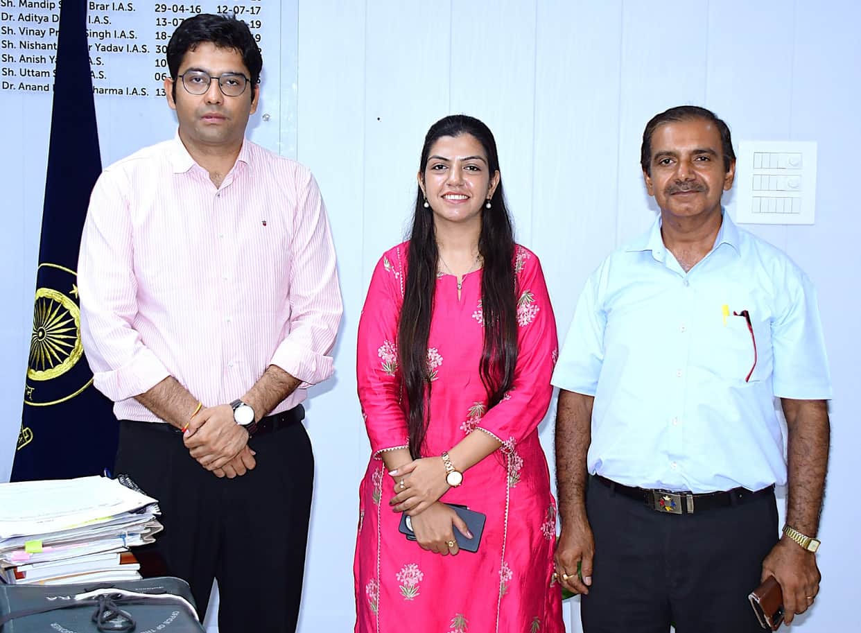 Ananya, who secured the 60th rank in the UPSC exam, met the Deputy Commissioner.