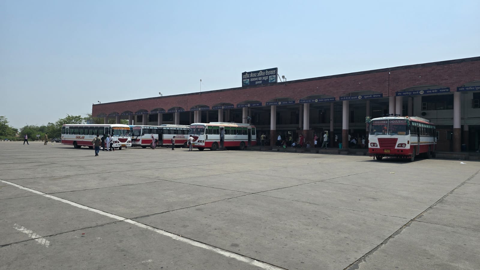 27jjr07- झज्जर। शहर के सामान्य बस अड्डा में खड़ी बसें। संवाद