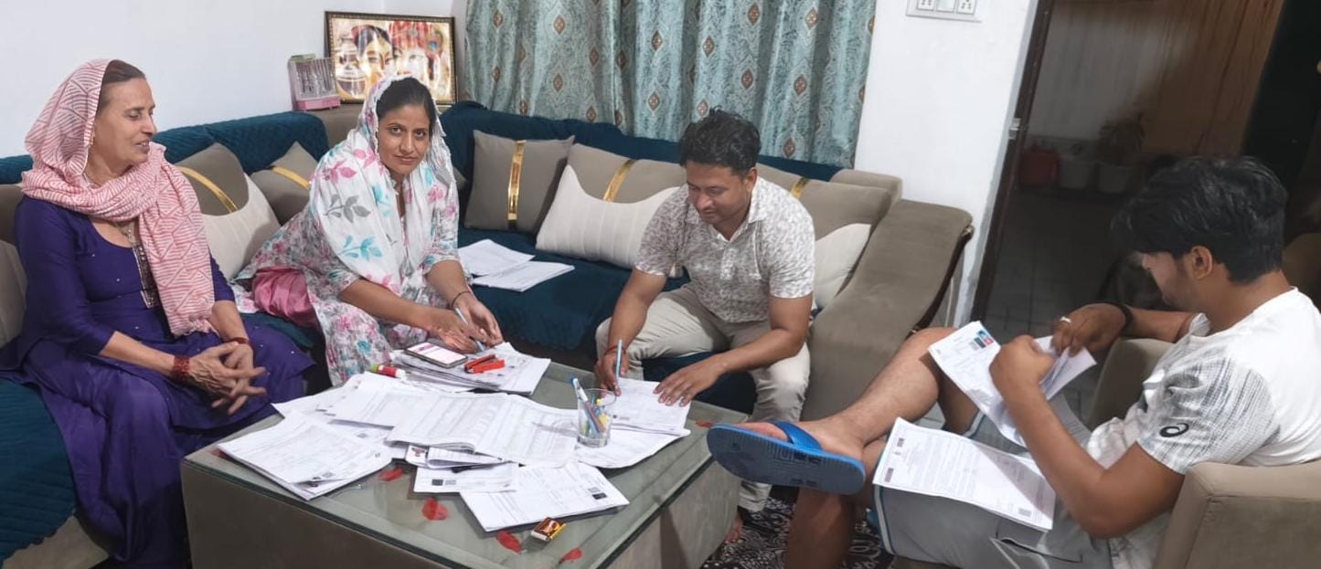 27jjrp01-  एसआईआर के चलते गणना पत्रों का एप पर डिजिटलीकरण करते बीएलओ। स्रोत : प्रचार विभाग