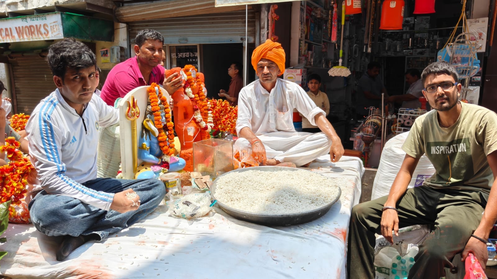 27jjrp10- बेरी-डीघल मार्ग पर मूर्ति प्राण प्रतिष्ठा से पहले निकाली गई यात्रा में शामिल लोग। संव