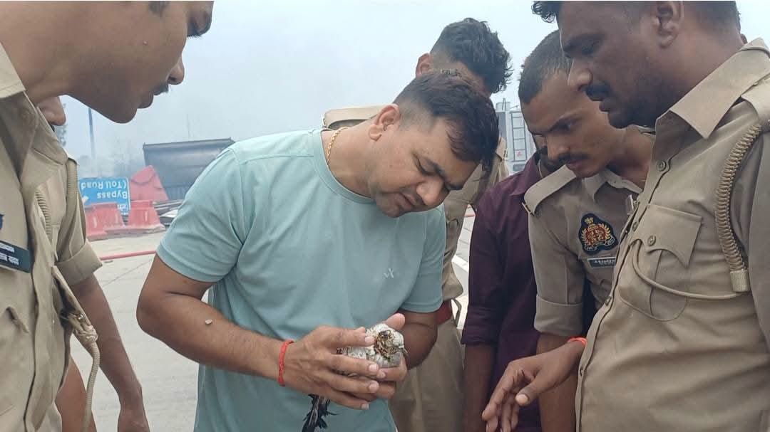 आग में झूलसे कबूतर की चोट को देखते एसएसआई धर्मेद्र सिंह व अन्य पुलिस कर्मी। संवाद 