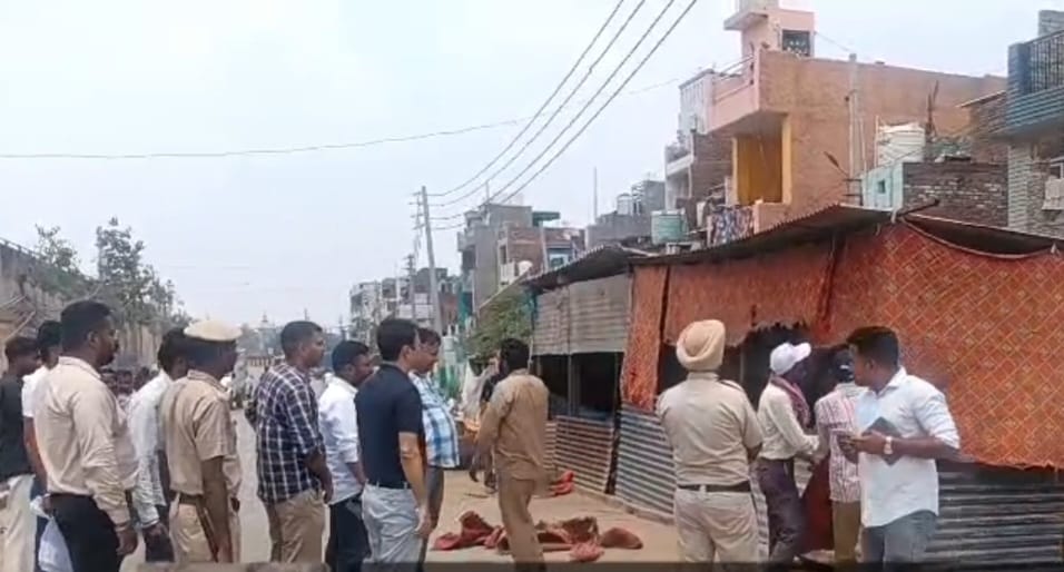 Liquor was being sold from illegal kiosks at 12 Cross Road; the Municipal Council had them removed.