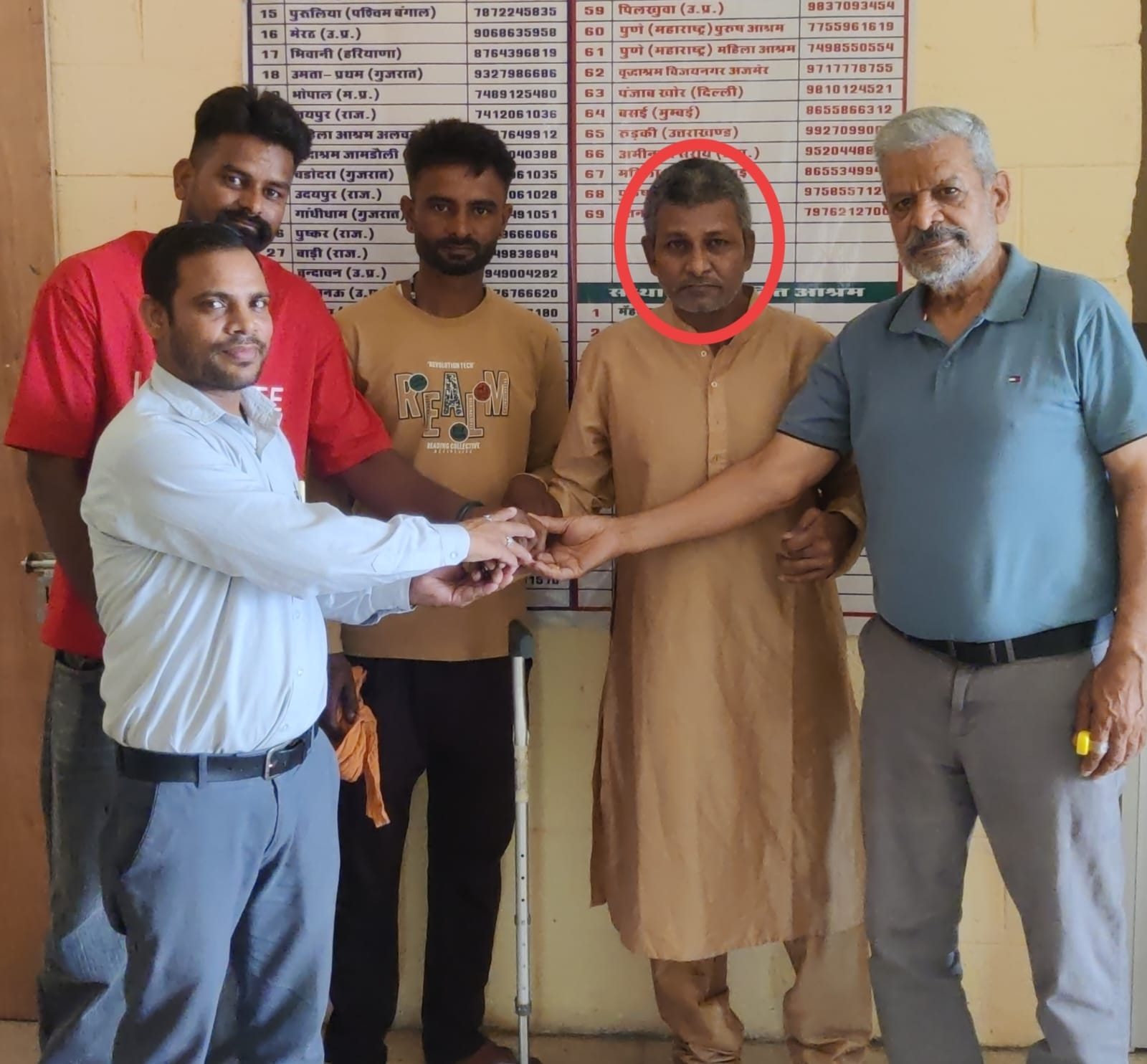 अंबाला कैंट रेलवे स्टेशन पर मिले बुजुर्ग को बच्चों के सुपुर्द करते अपना घर आश्रम के प्रतिनिधि।