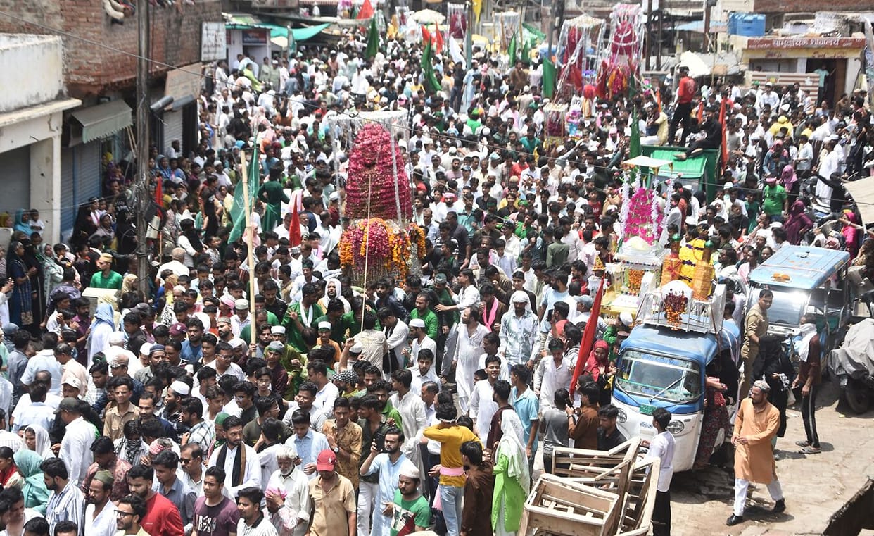 A procession of processions emerged with historic floral taziyas, slogans of Ya Hussein echoed through the streets in memory of the martyrs of Karbala, and taziyas were buried in Karbalas.