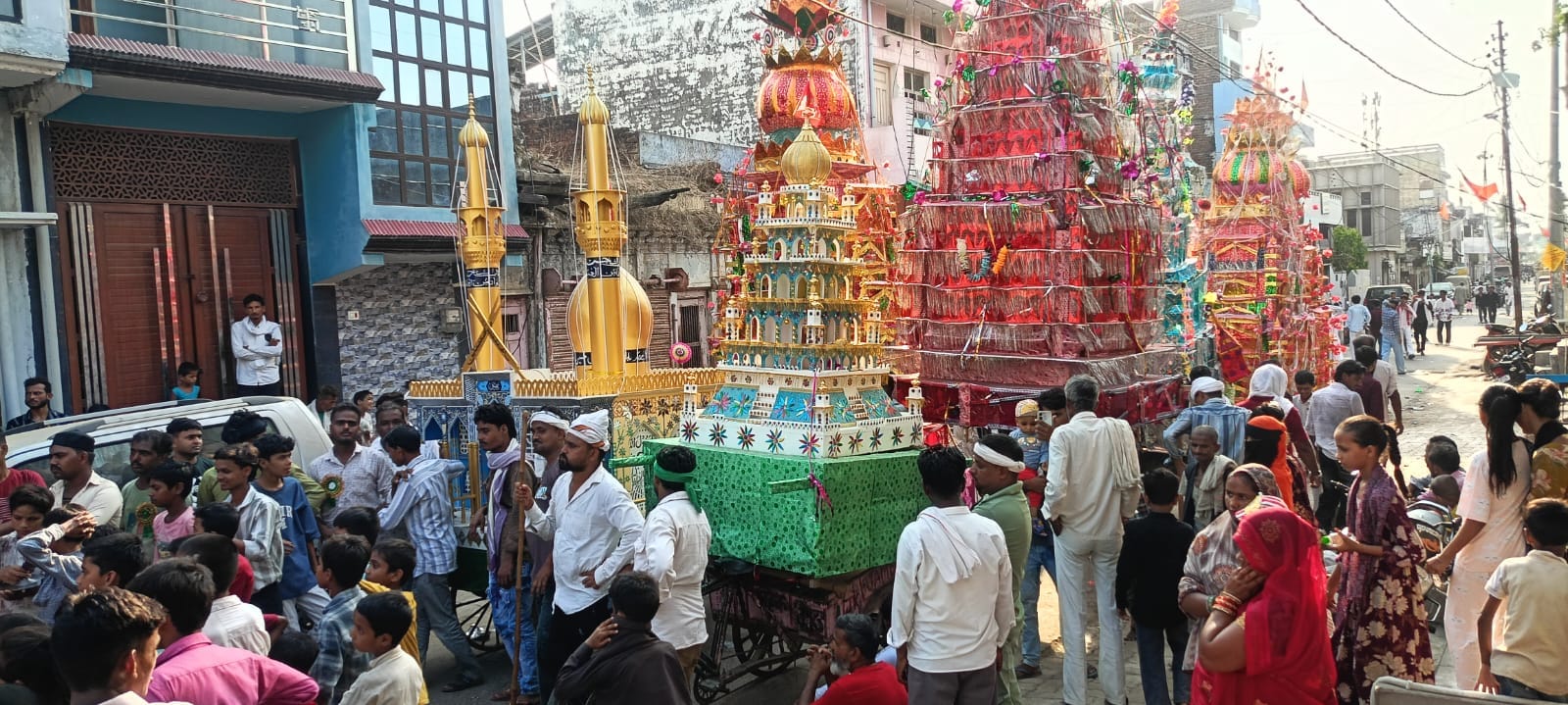 भिनगा में कर्बला की ओर  ताजिया लेकर जाते लोग।