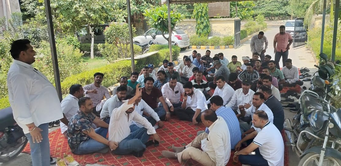 Electricity employees staged a protest outside the offices of Executive Engineers.