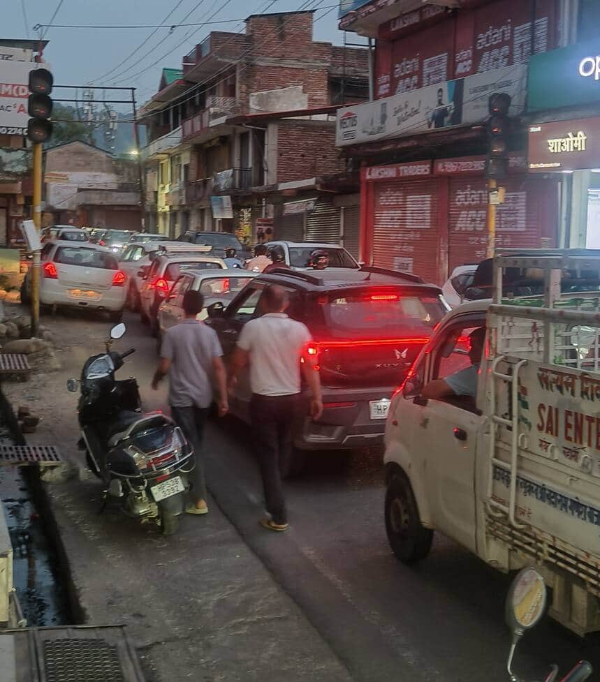 बैजनाथ बाजार में देर शाम को लगा जाम। संवाद।