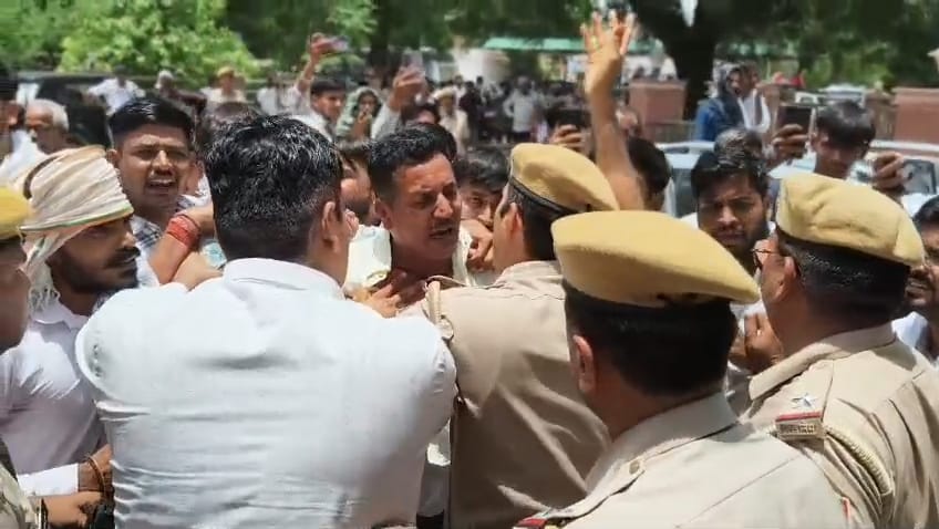 पीबीएम परिसर में पुलिस और यूथ कांग्रेस कार्यकर्ता हुए आमने-सामने