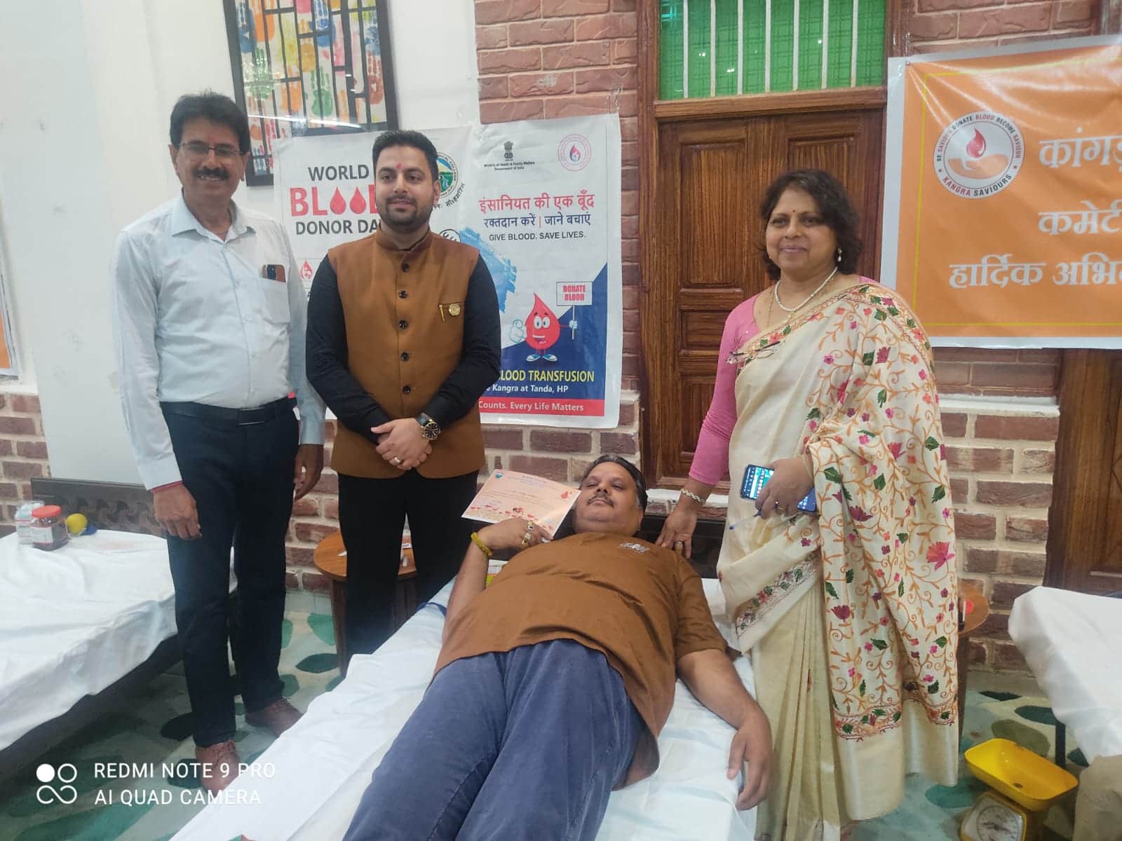 बनोई में सामाजिक संस्था कांगड़ा सेवियर की ओर लगाए गए रक्तदान शिविर में रक्तदान करते हुए युवा। -