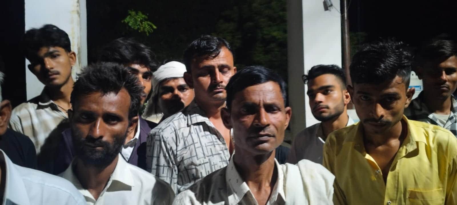 बरातियों से मारपीट की घटना की जानकारी देते लोग। संवाद
