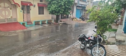 बांसवाड़ा में बारिश के दौरान भीगी सड़क।