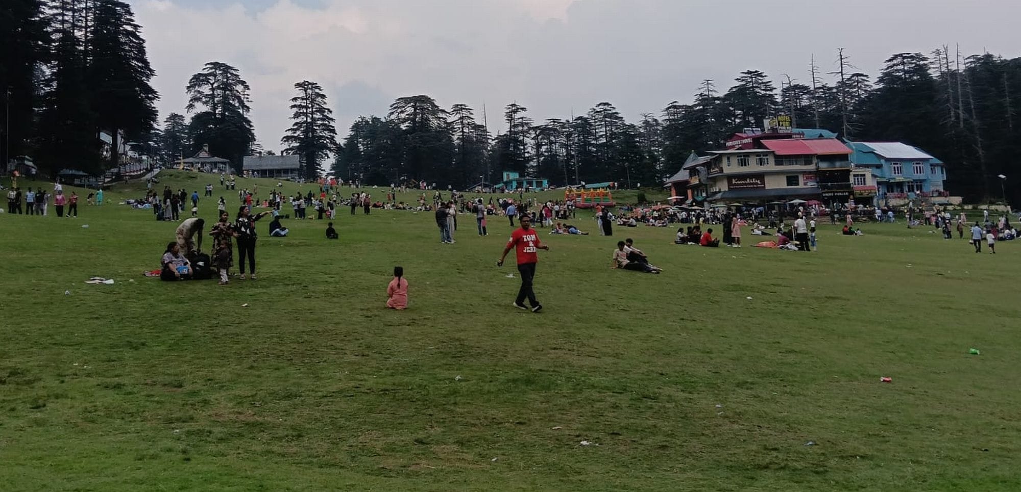 चंबा के खज्जियार में चहलकदमी करते पर्यटक।संवाद