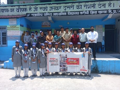 चंबा के राजकीय वरिष्ठ माध्यमिक पाठशाला करियां में पुलिस की पाठशाला कार्यक्रम के बाद मुख्यतिथि औ