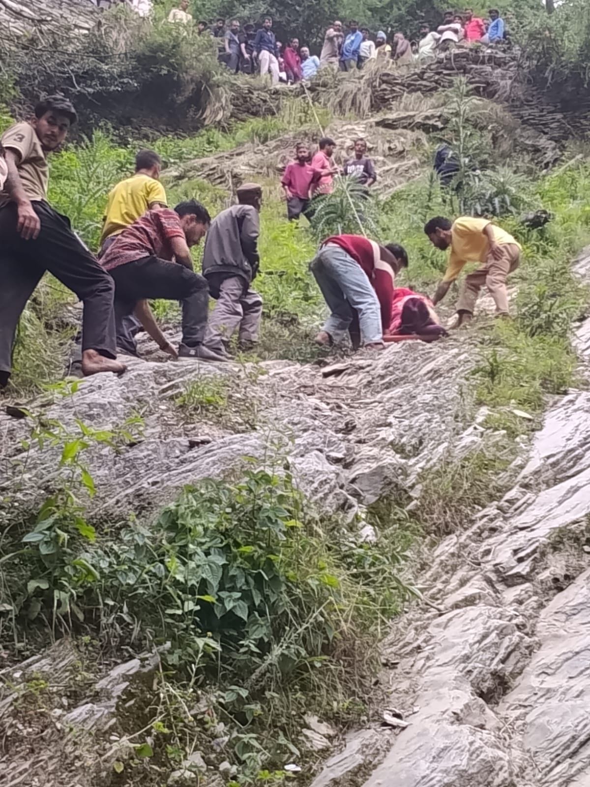 चंबा के उरेई में रस्सी से बांध नाले से शवों को बाहर निकालते लोग।स्रोत जागरूक पाठक