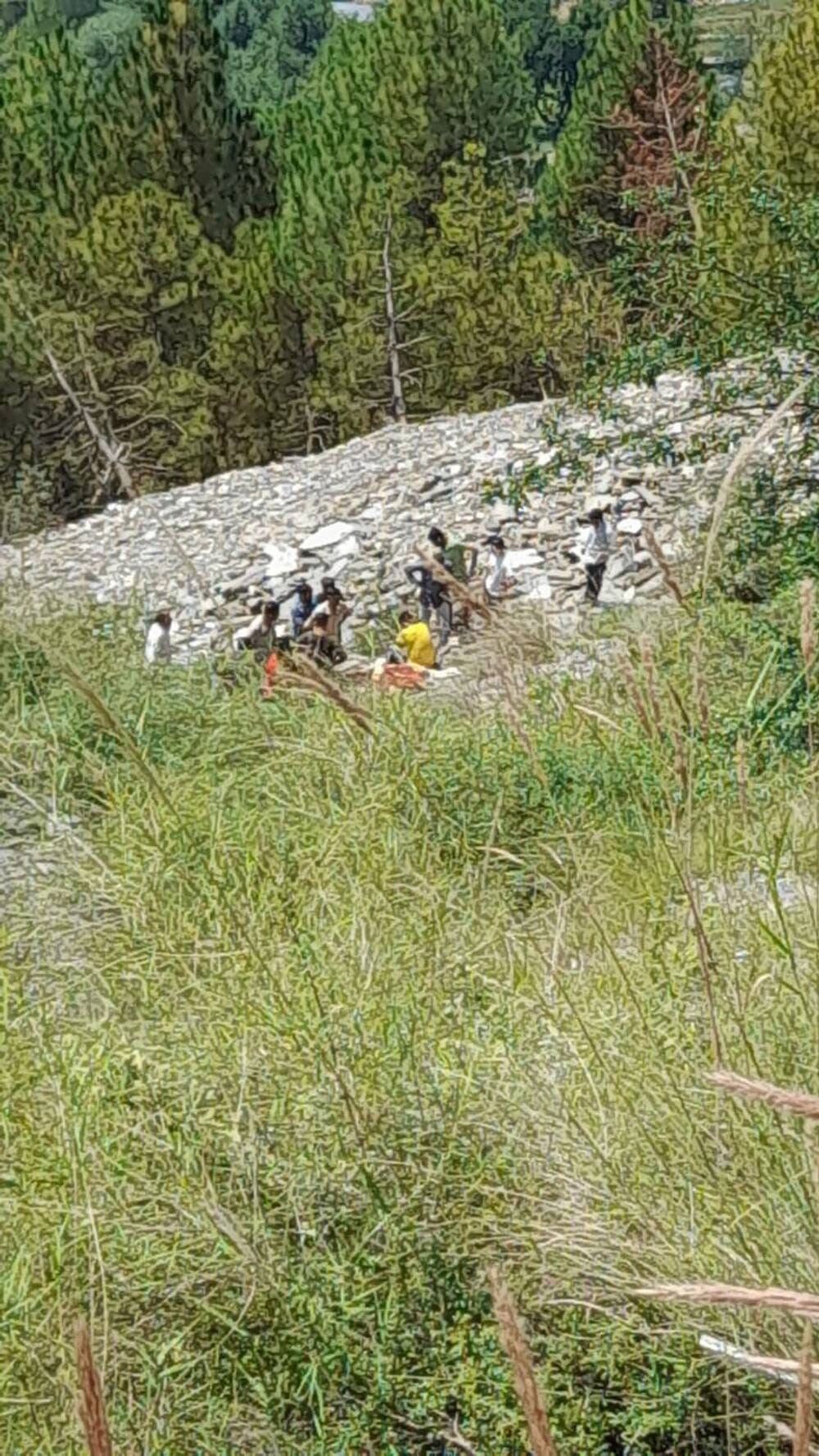 चंबा के उरेई में दुर्घटना के बाद शवों और घायलों को सड़क तक लेकर आते लोग।स्रोत विडियो ग्रैब