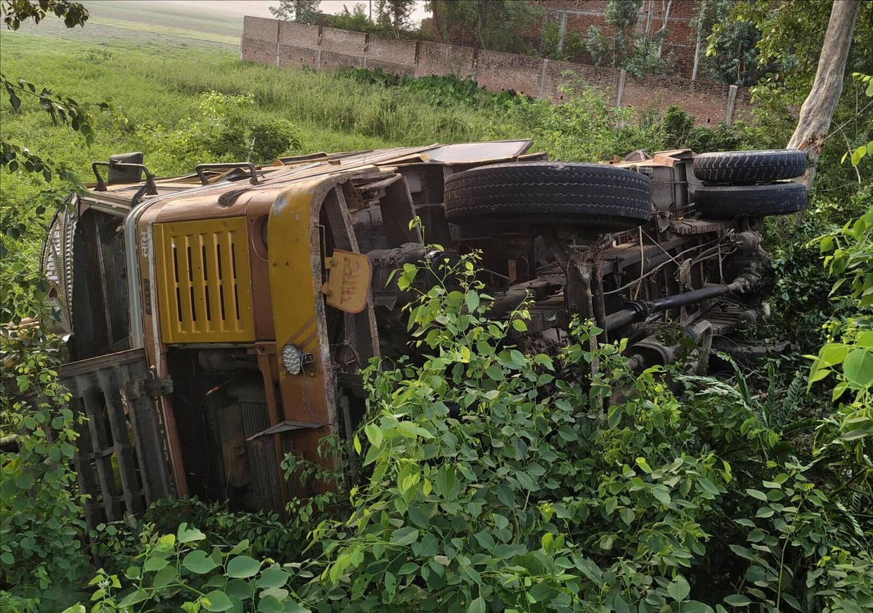 Boring machine overturns; four from Kasganj injured.