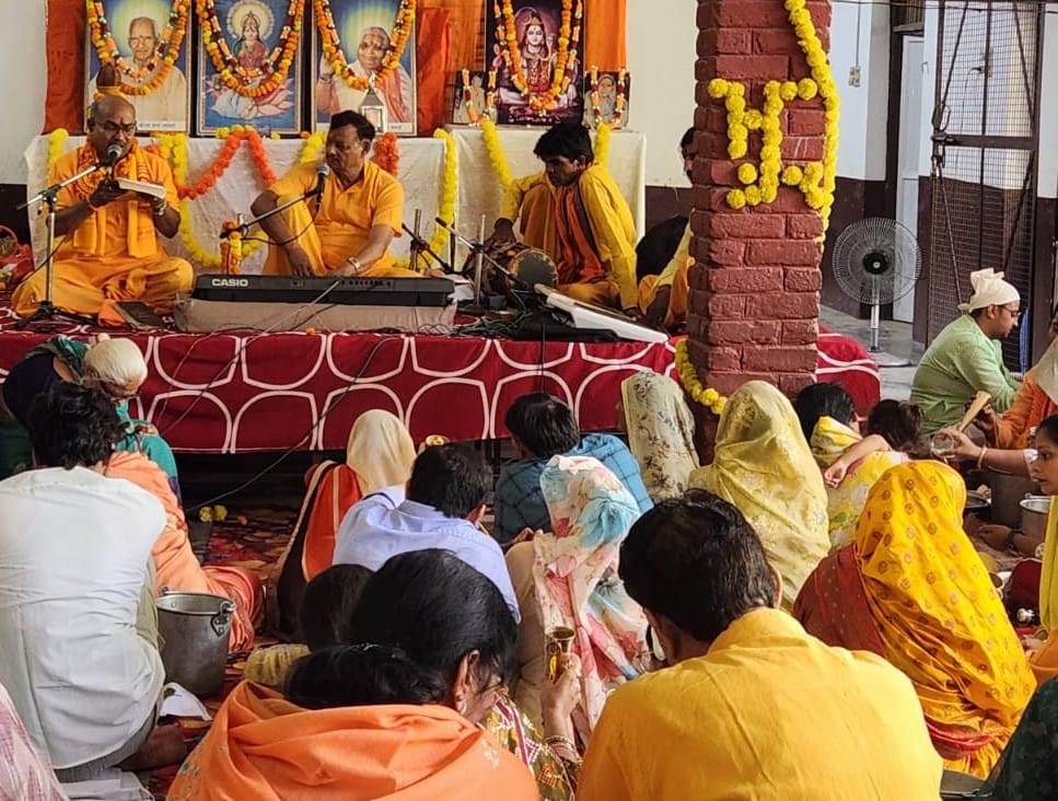 Sundarkand was recited, and chants of 'Hare Rama' and 'Hare Krishna' resounded.
