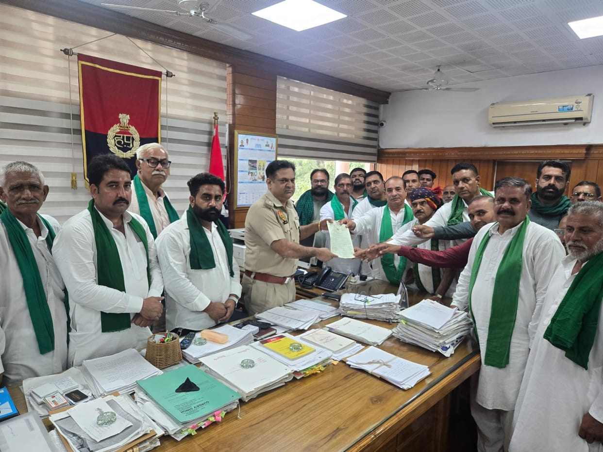 Farmers submitted a memorandum to resolve electricity problems.