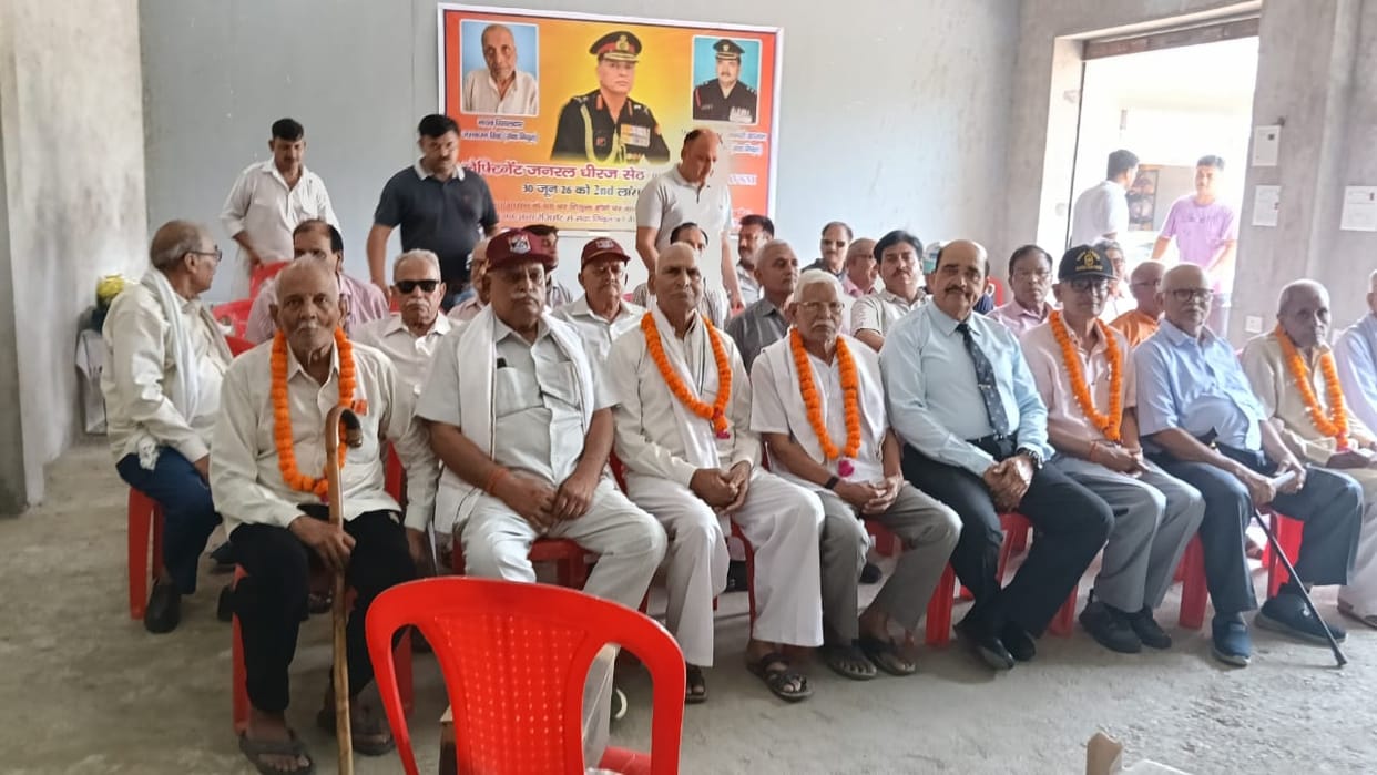 Gathering of retired soldiers in honor of the Army Chief