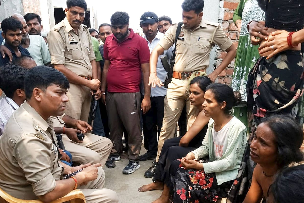 Clash between two groups of eunuchs over ceremonial dues; four held hostage for four hours.