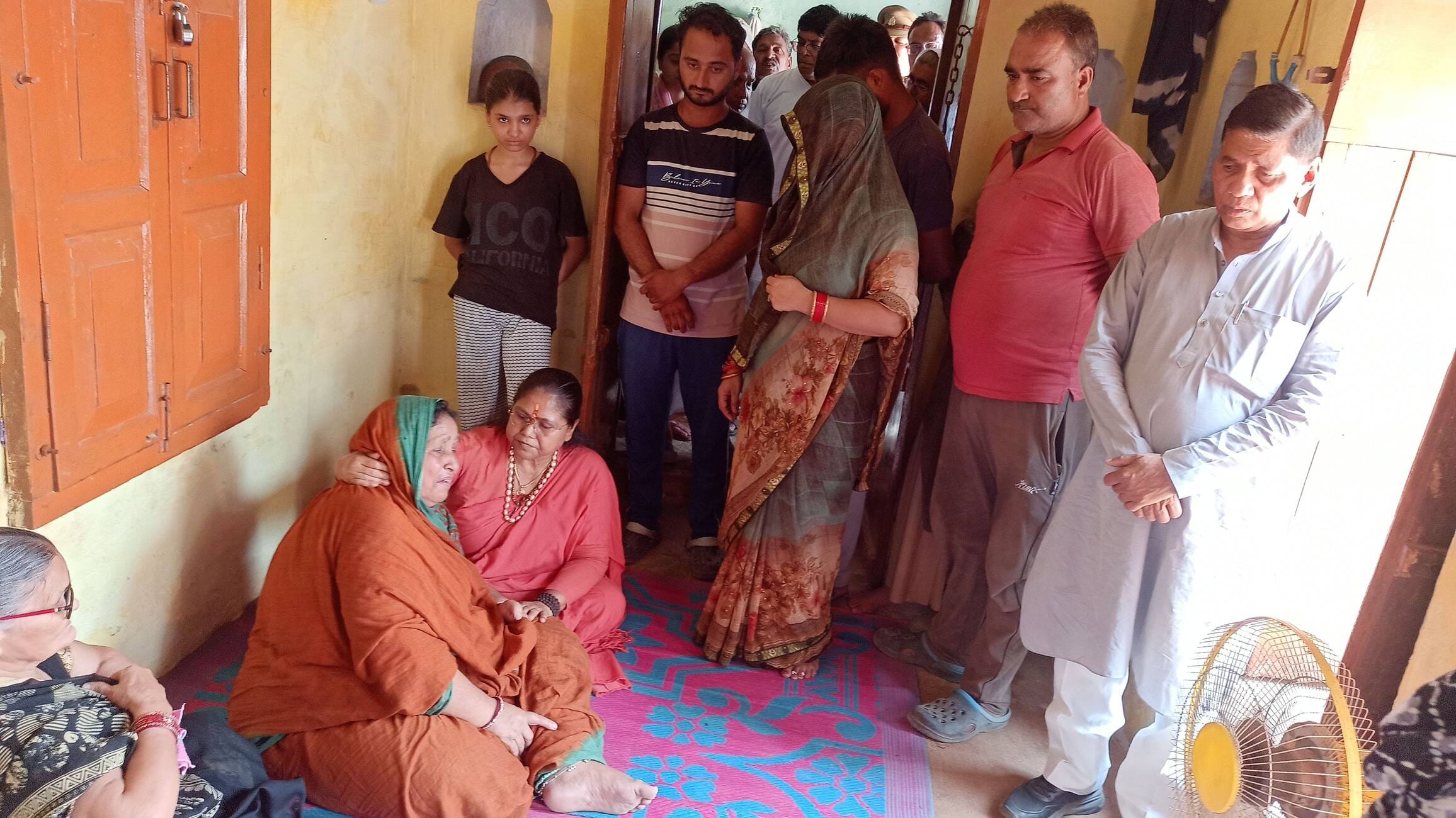 फोटो-16- बिरनई में पत्नी एवं परिजनों को ढांढस बंधाती साध्वी निरंजन ज्योति एवं विधायक। संवाद