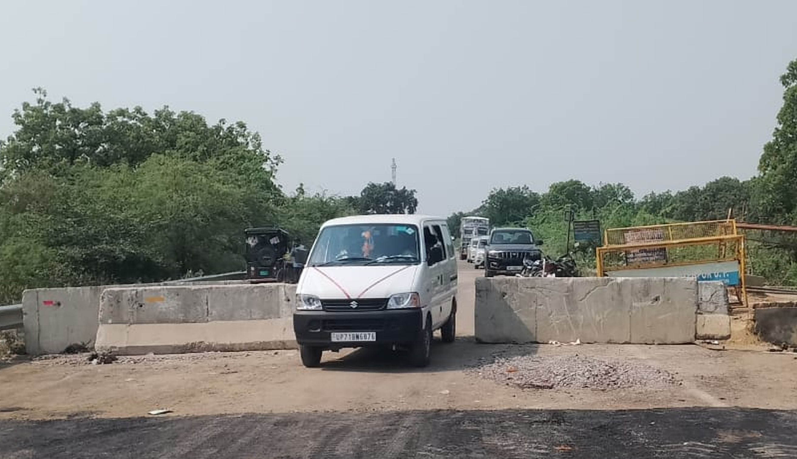 फोटो-18- असनी गंगा पुल से निकलते छोटे वाहन। संवाद