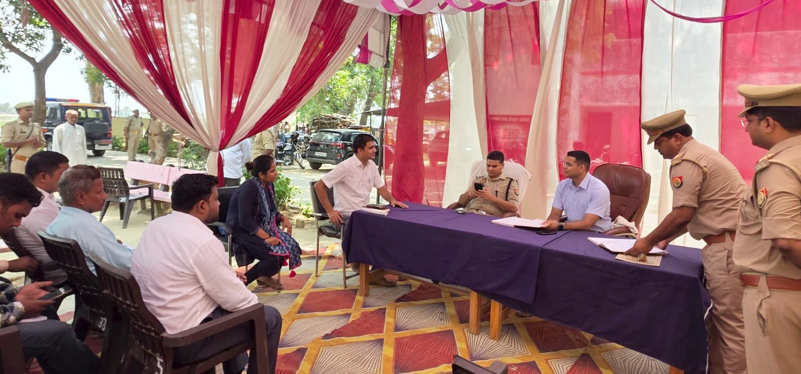 फोटो-20-बलरामपुर के गैसड़ी में शिकायत सुनते डीएम व एसपी।-स्रोत: विभाग