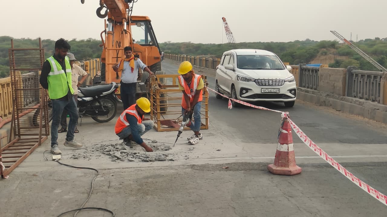 फोटो: 27 चंबल पुल पर शुरू हुआ गड्ढे किए जाने का कार्य। संवाद
