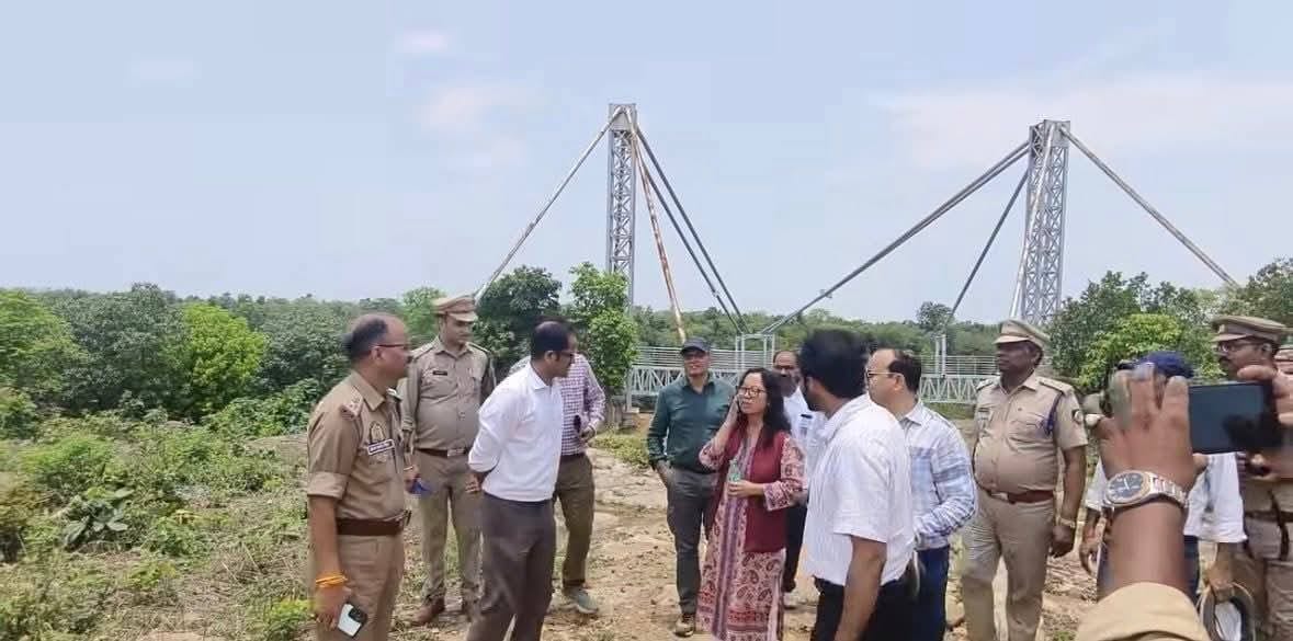 Inspection of glass skywalk bridge; displeasure expressed over delays
