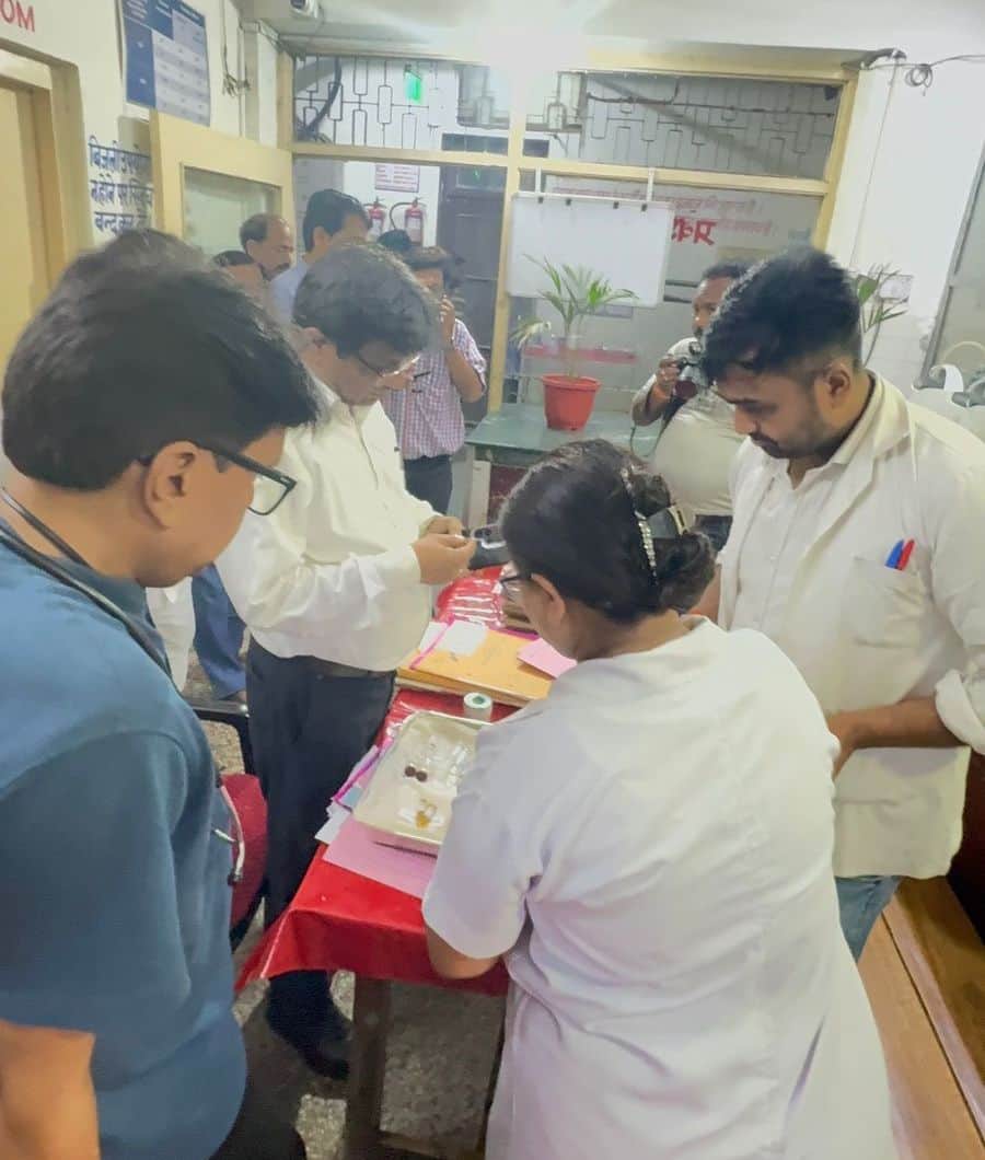 फोटो -31- जिला अस्पताल में  दवाओं की जांच करते स्वास्थ्य महानिदेशक डॉ. पवन कुमार। संवाद