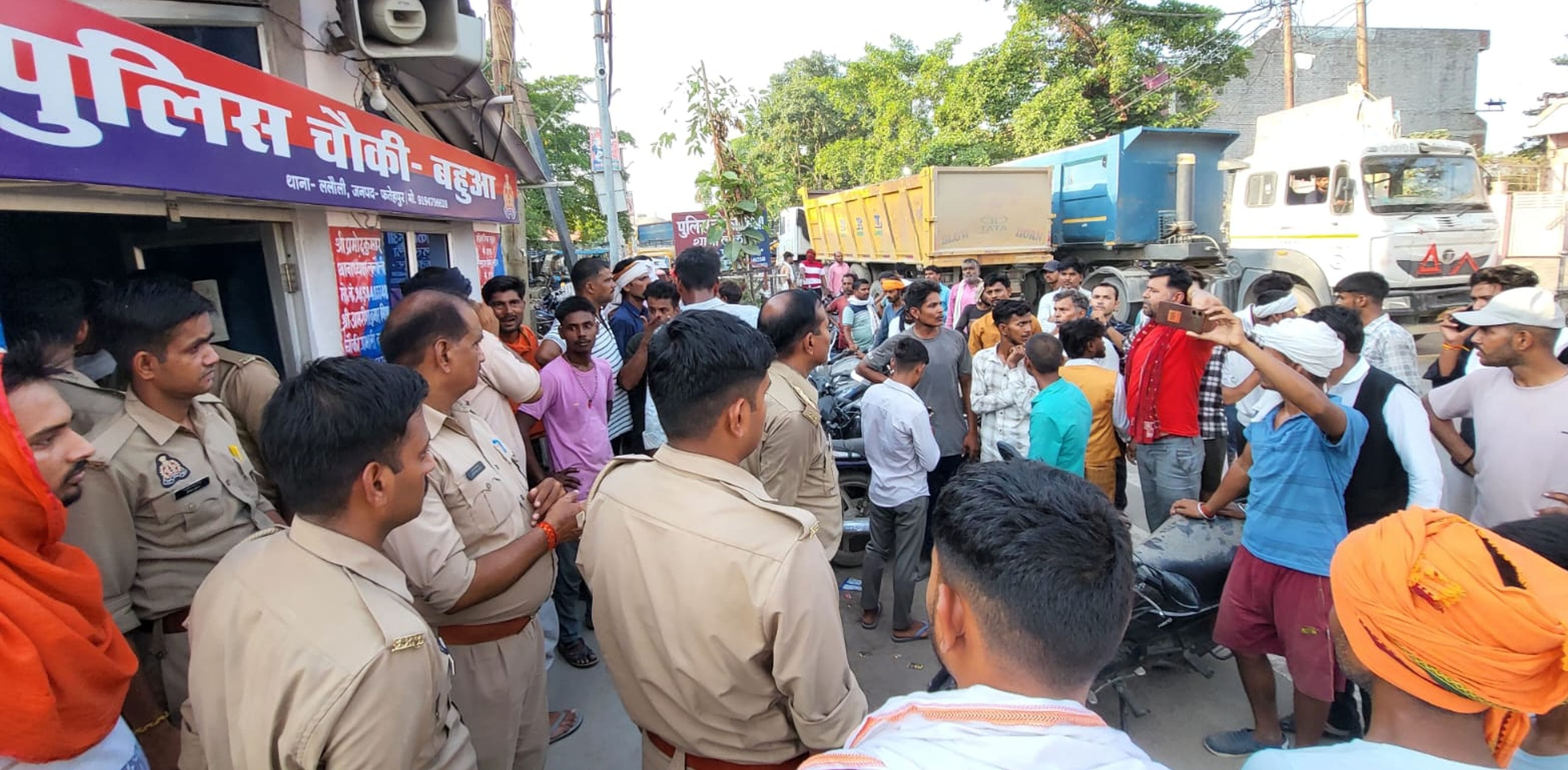 फोटो-39-पुलिस चौकी में हंगामा करते ग्रामीण। संवाद