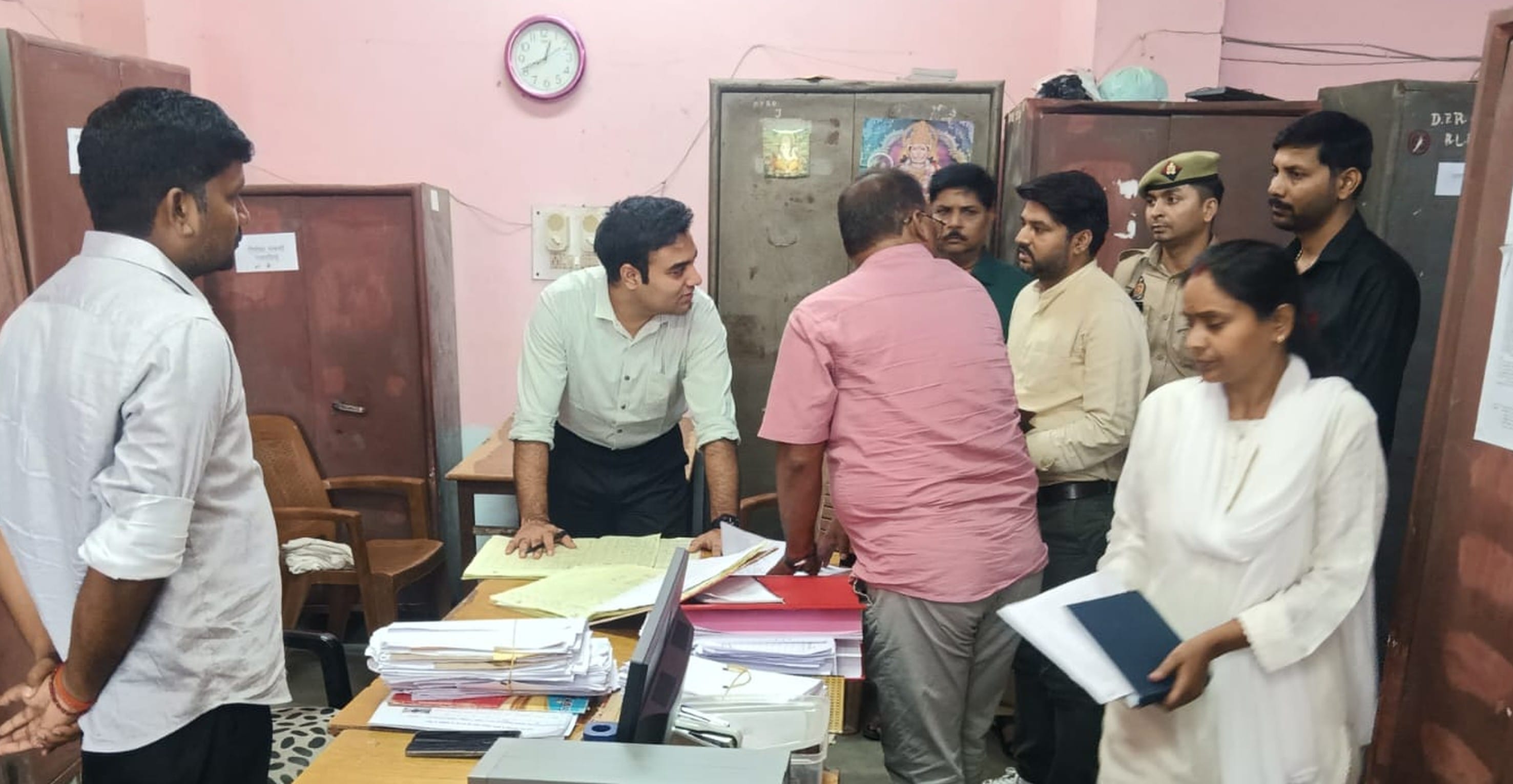 फोटो-5-बलरामपुर के विकास भवन में स्थित कार्यालय का निरीक्षण करते सीडीओ ।-स्रोत: विभाग