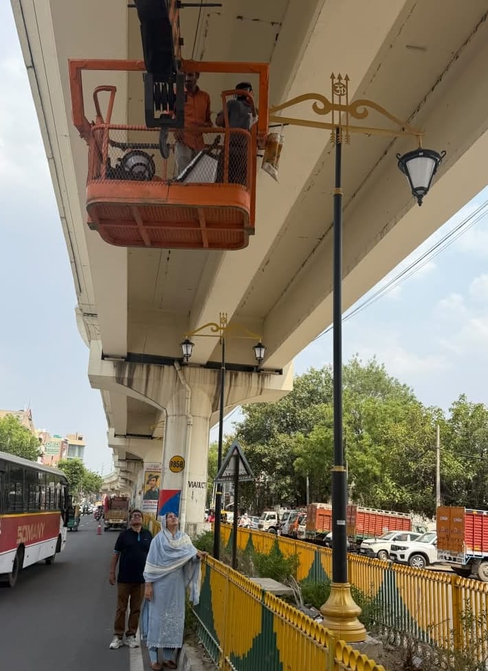 Maharaja-style decorative lights being installed on the divider of the Delhi-Rohtak Road
