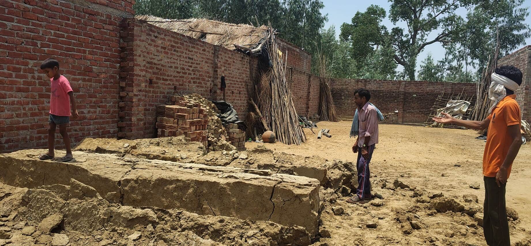 फोटो-6- गिरी वह कच्ची दीवार जिसकी चपेट में आकर  हुई पप्पू की मौत। संवाद