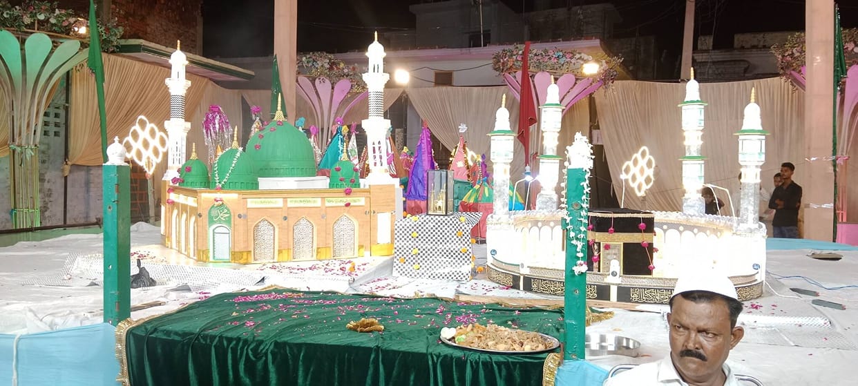 The Kaaba and the Prophet's Mosque in Medina adorned with fountains and lights