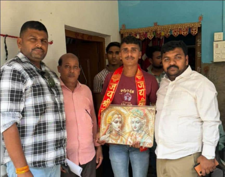 फोटो-7-  भारतीय सेना के पैरा स्पेशल फोर्स कमांडो में चयनित कुलदीप को सम्मानित करते समाज सेवी सू