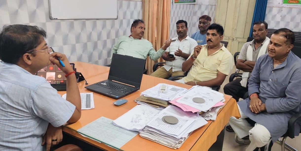 फोटो-8-बलरामपुर के बिजली कार्यालय में एक्सईएन से वार्ता करते नगरवासी।-स्रोत: नागरिक