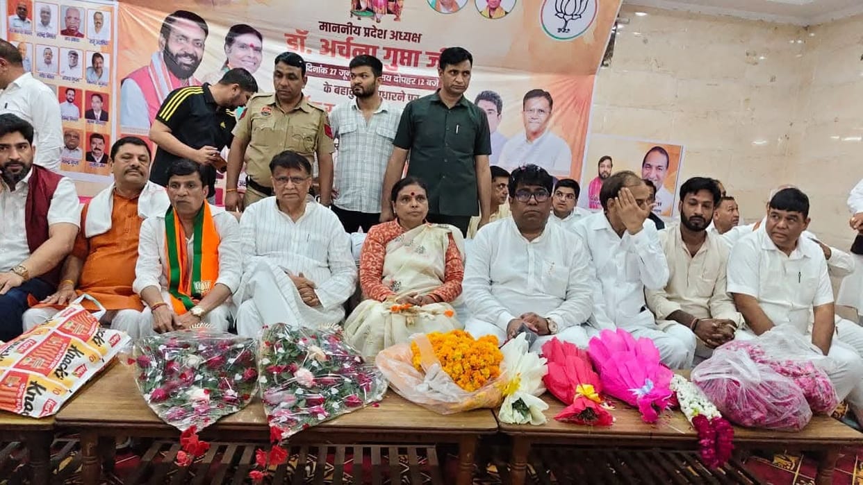 BJYM State Vice-President Naveen Bunty felicitated State President Dr. Archana Gupta.