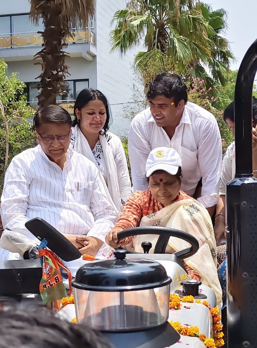 -फोटो 82 : टै्रक्टर चलाकर कार्यकर्ताओं के साथ कार्यक्रम स्थल तक जाती प्रदेशाध्यक्ष डॉ. अर्चना ग