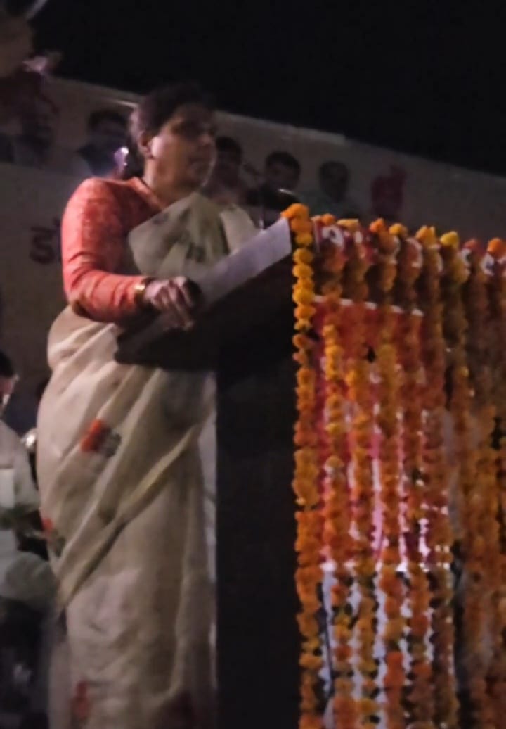 Power outage for a few seconds during the BJP state president's event; the address continued in the light of mobile phone torches.