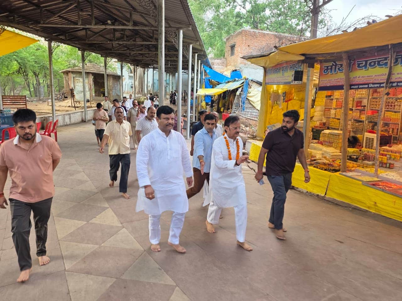 फोटो न- 27 सीकेटीपी 42 कामदगिरि की परिक्रमा करते डिप्टी सीएम राजेंद्र शुक्ला व अन्य।संवाद