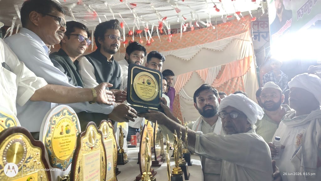 गुलावठी में अखाड़े के खलीफाओं को सम्मानित करते अतिथि। संवाद