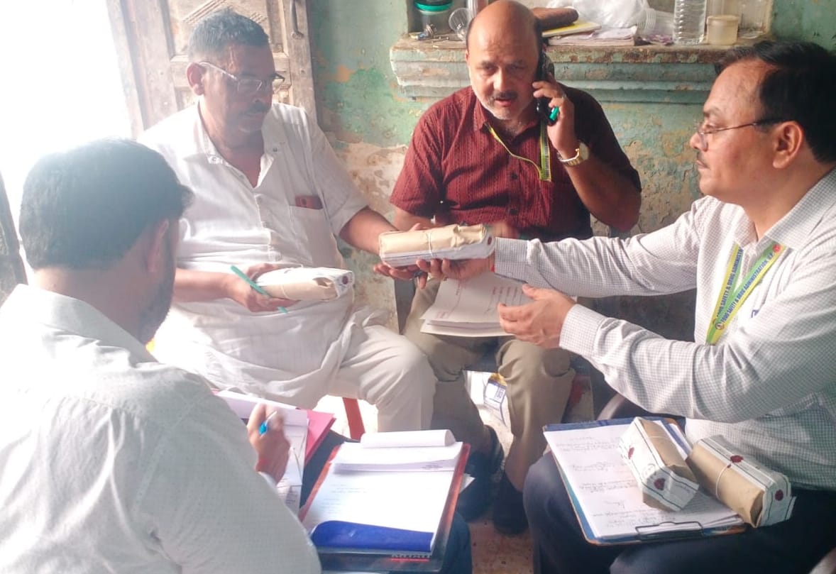 गांव बनखंडा में दूध,पनीर, क्रीम का सैंपल लेती खाद्य विभाग की टीम। संवाद