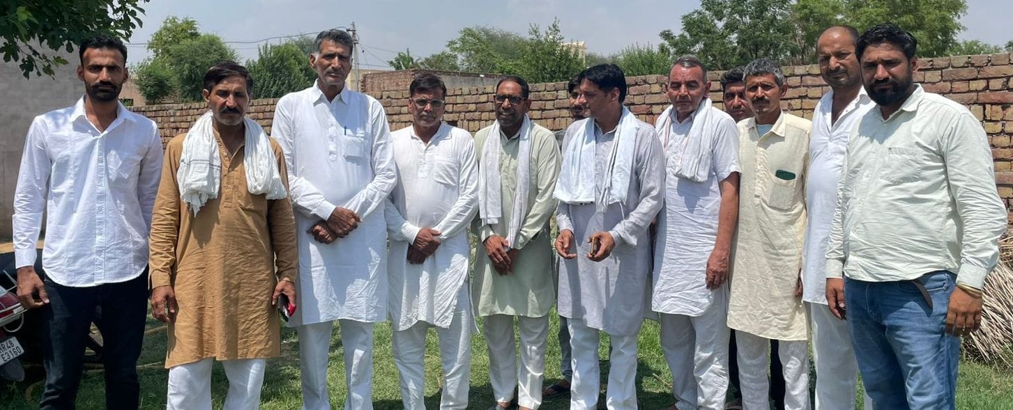 गांव पटौदी में आयोजित बैठक में मौजूद टेई खास खाप के पदाधिकारी व सदस्य। 