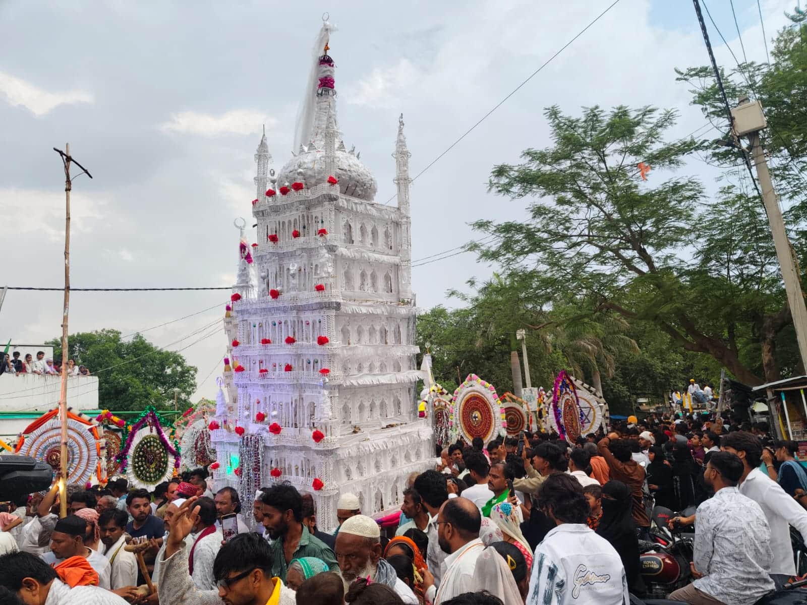 ग्यारहवीं पर सुपुर्द ए खाक के लिए जाते ताजिया व मौजूद अकीदत मंद। संवाद